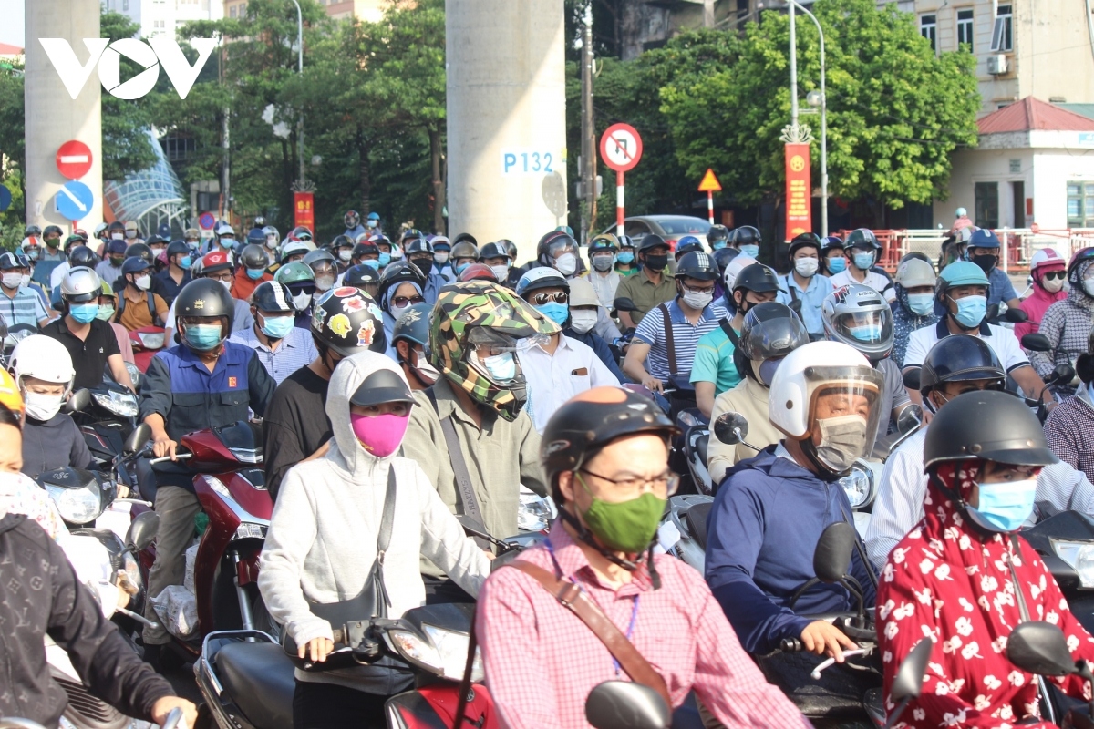 Ngày đầu giãn cách theo vùng, hàng ngàn người ùn ứ tại chốt vào "vùng đỏ"